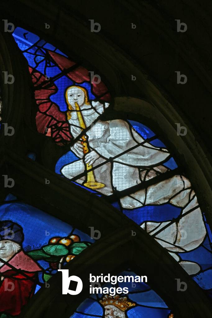 Window w5 depicting a musician angel (stained glass)