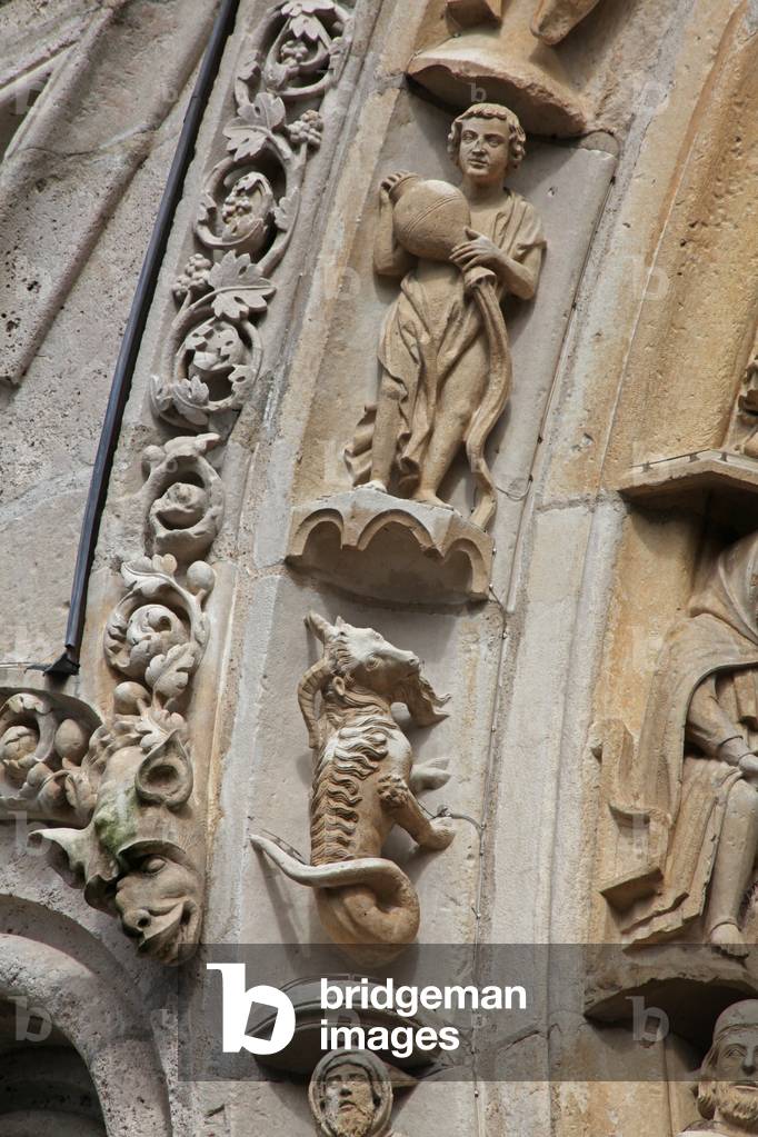 Chartres, Cathedral: North portal right door outer archivolt: the signs of the zodiac: Capricorn and Aquarius (photo)
