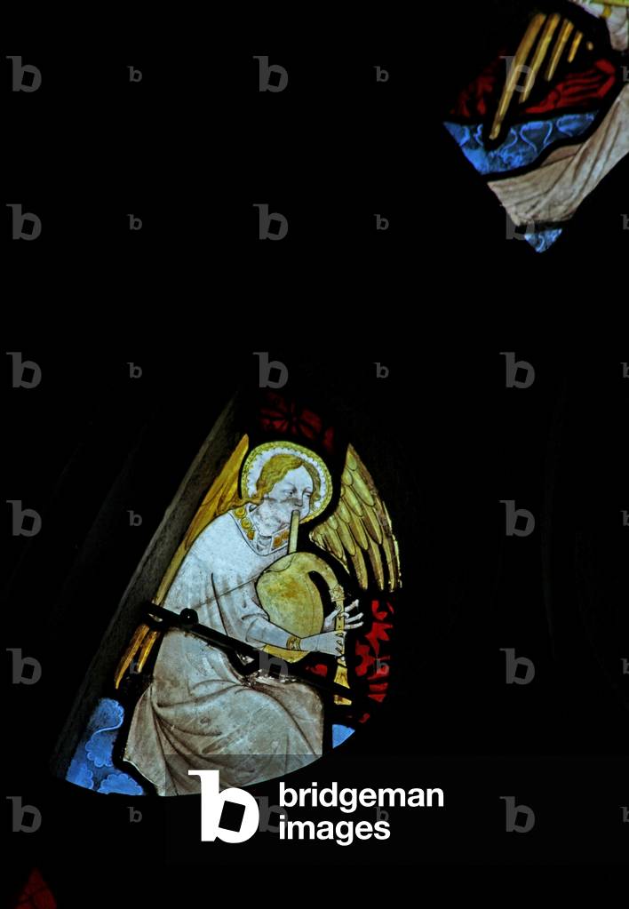 Window w26 depicting a musician angel with cornamuse (stained glass)