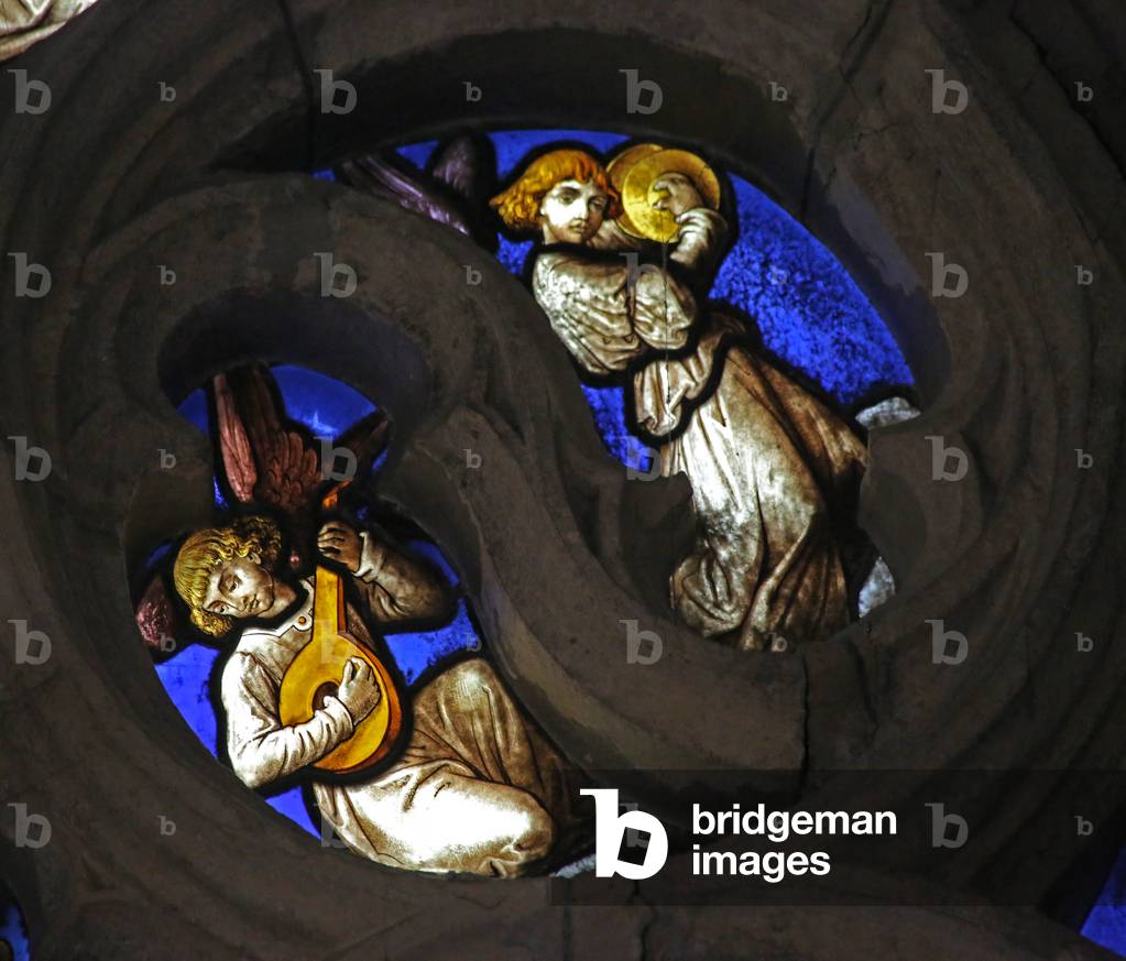 Window w7 depicting an angel musicians (stained glass)