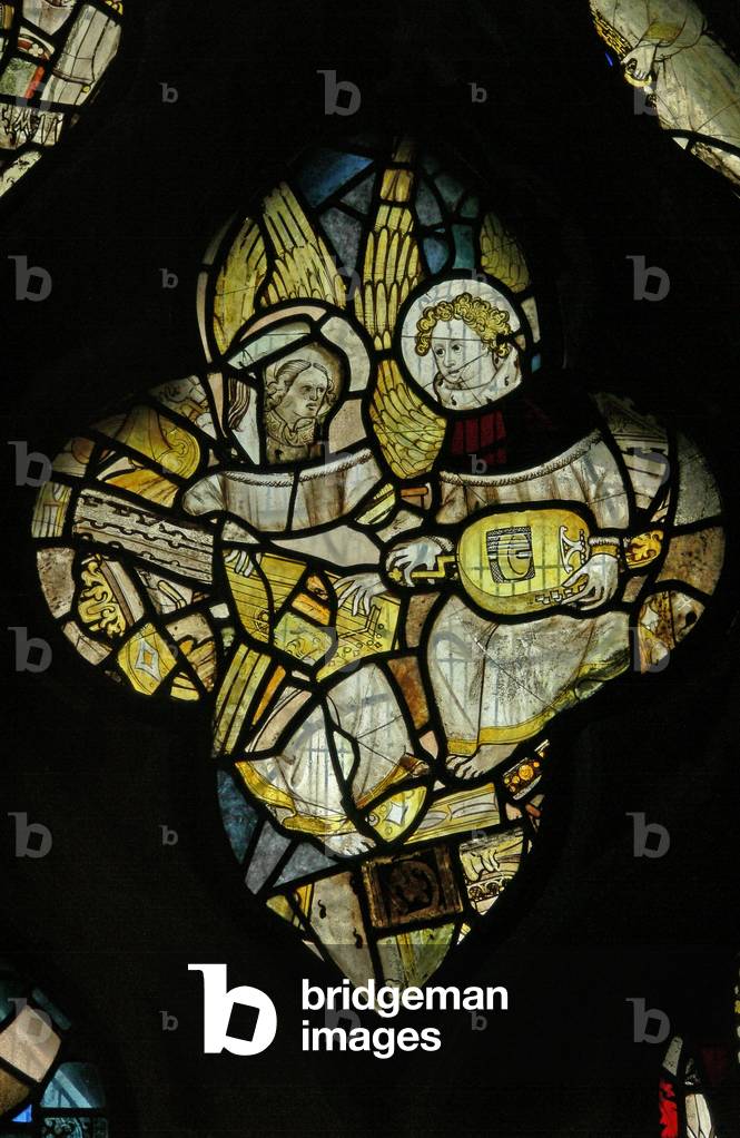 Window s4 depicting two musician angels, one with a hurdy-gurdy (stained glass)