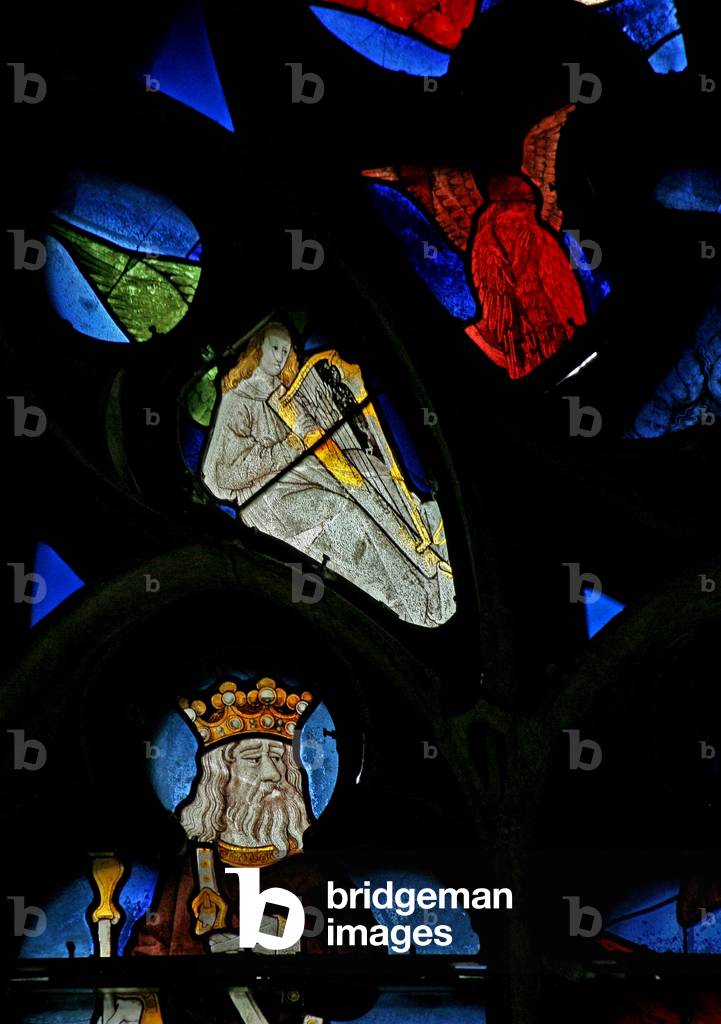 Window w0 depicting a musician angel with a harp (stained glass)