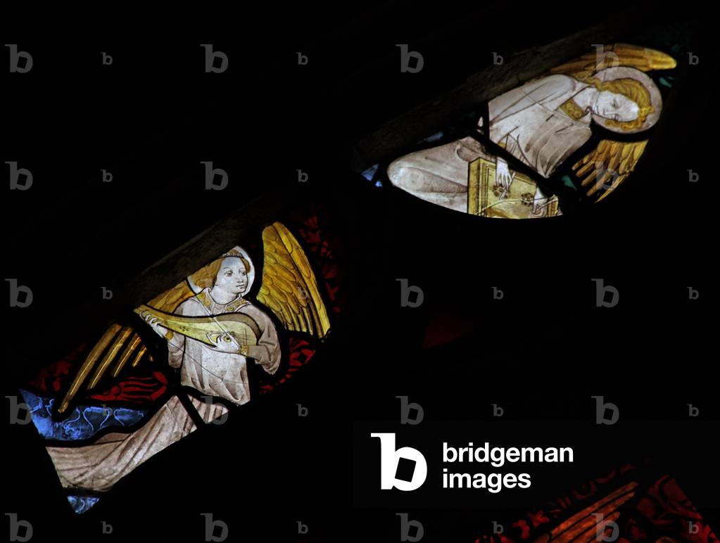 Window w26 depicting musician angels with lute and zither (stained glass)