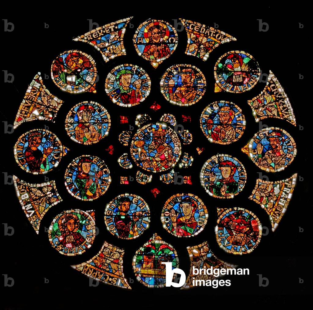 Window w108 depicting the New Covenant: at the top is Christ (Alpha and Omega), then the four symbols of the Evangelists forming a square, two Virtues are at the left and right extremities, and the Ark of the Covenant at the bottom; The inner circle comprises eight more Virtues; at the centre is Melchisedek (rose window - internal)