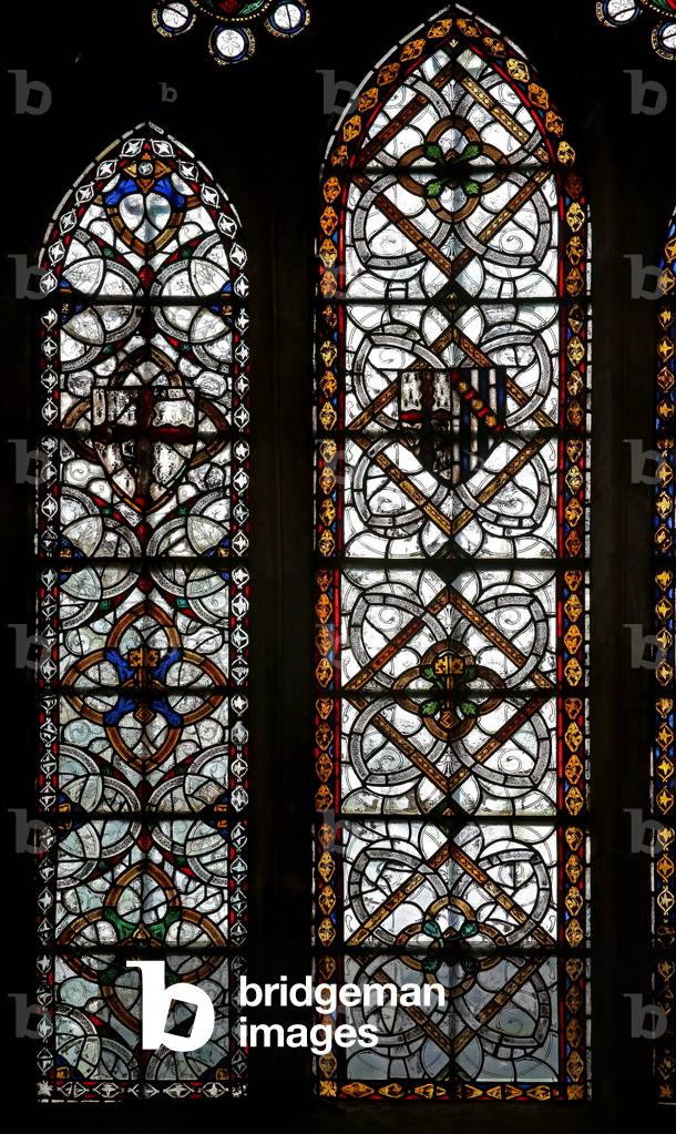 Window s5 depicting two lancets with geometric grisaille (stained glass)