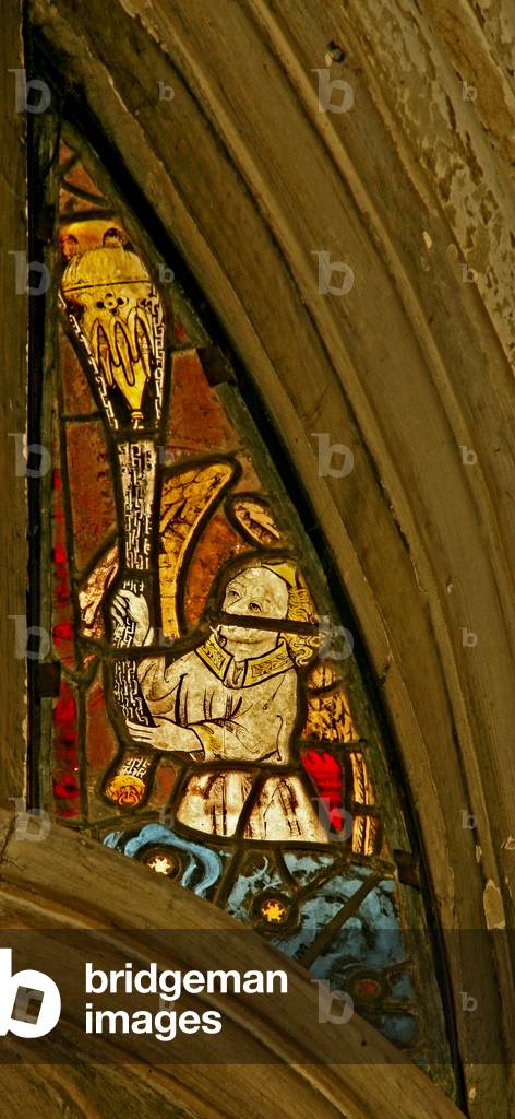 Window n2 depicting an angel with a censer (stained glass)