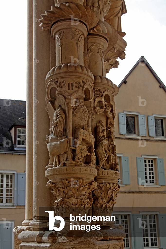 Chartres, Cathedral: North portal central door outer pillar with Old Testament scenes (photo)