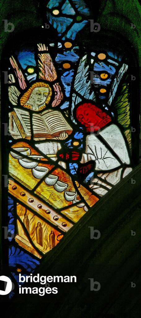 Window s1 depicting musician angels with a glockenspiel (stained glass)