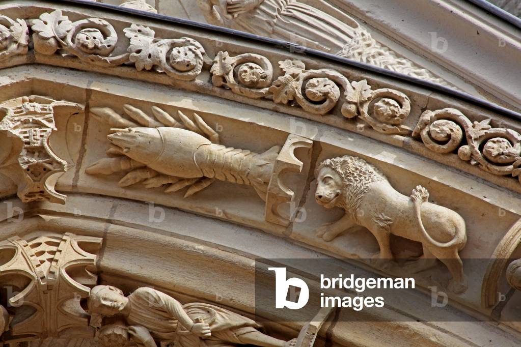 Chartres, Cathedral: North portal right door outer archivolt: the signs of the zodiac: Cancer and Leo (photo)