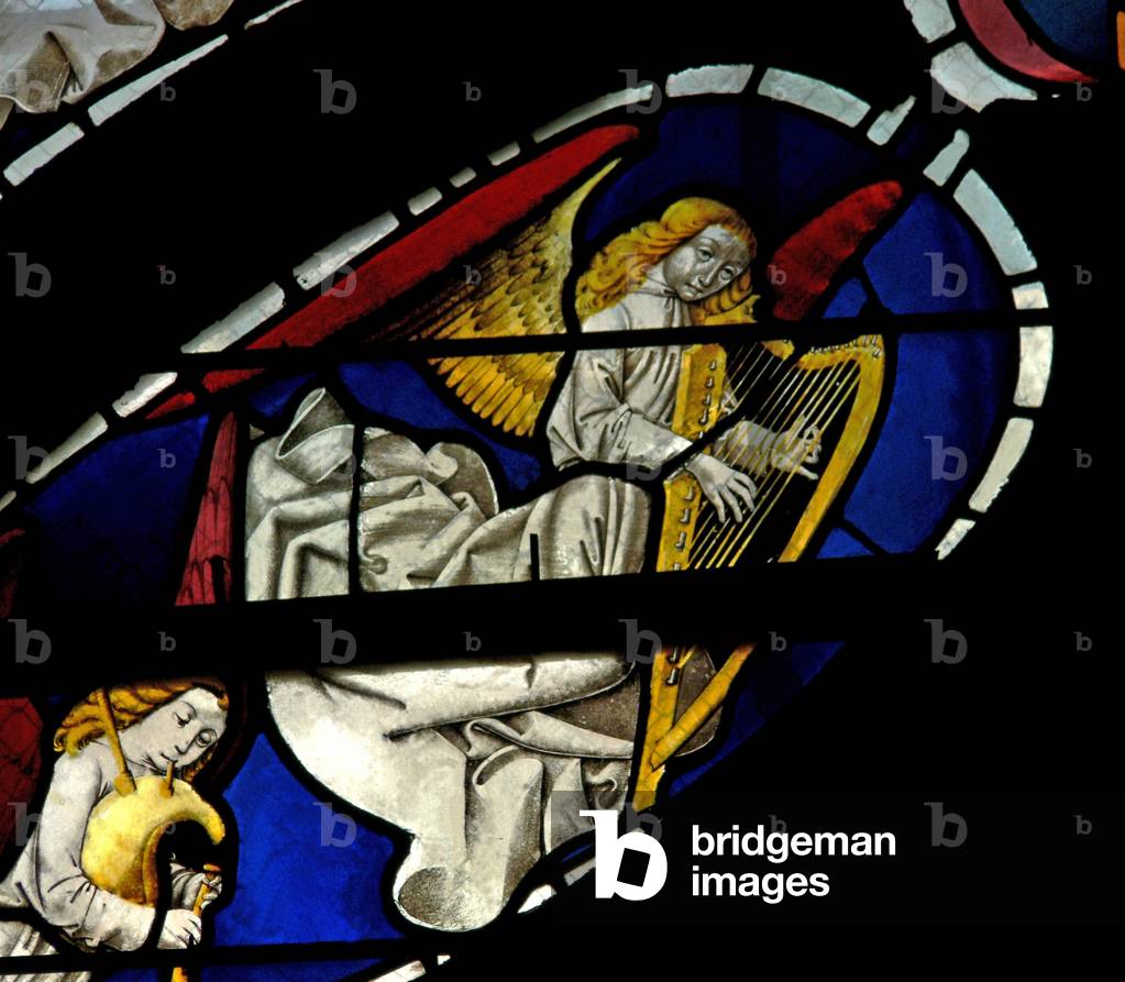 Window E3 depicting musician angels with harp and bagpipe/cornamuse (stained glass)