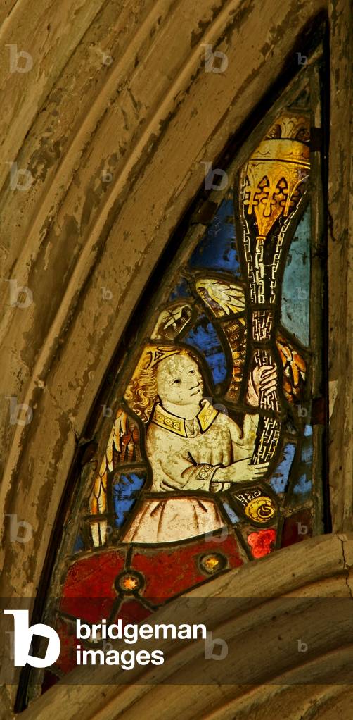 Window n2 depicting an angel with a censer (stained glass)