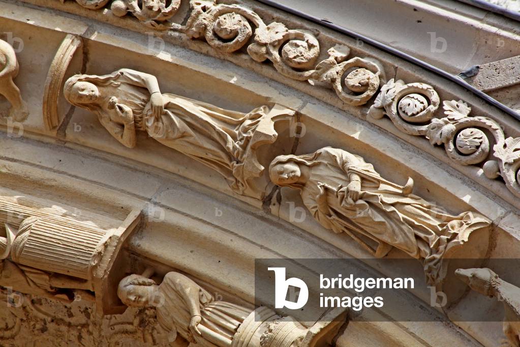Chartres, Cathedral: North portal right door outer archivolt: the signs of the zodiac: Virgo and Libra (photo)