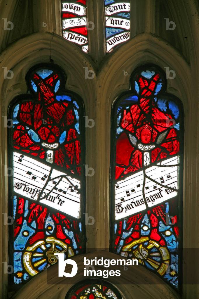 Window Ew depicting angels on wheels with antiphons (stained glass)