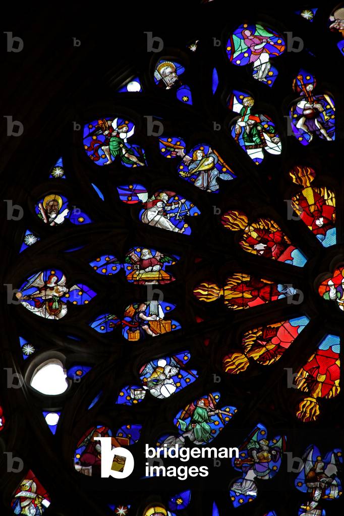 Window w135 depicting musician angels (stained glass)