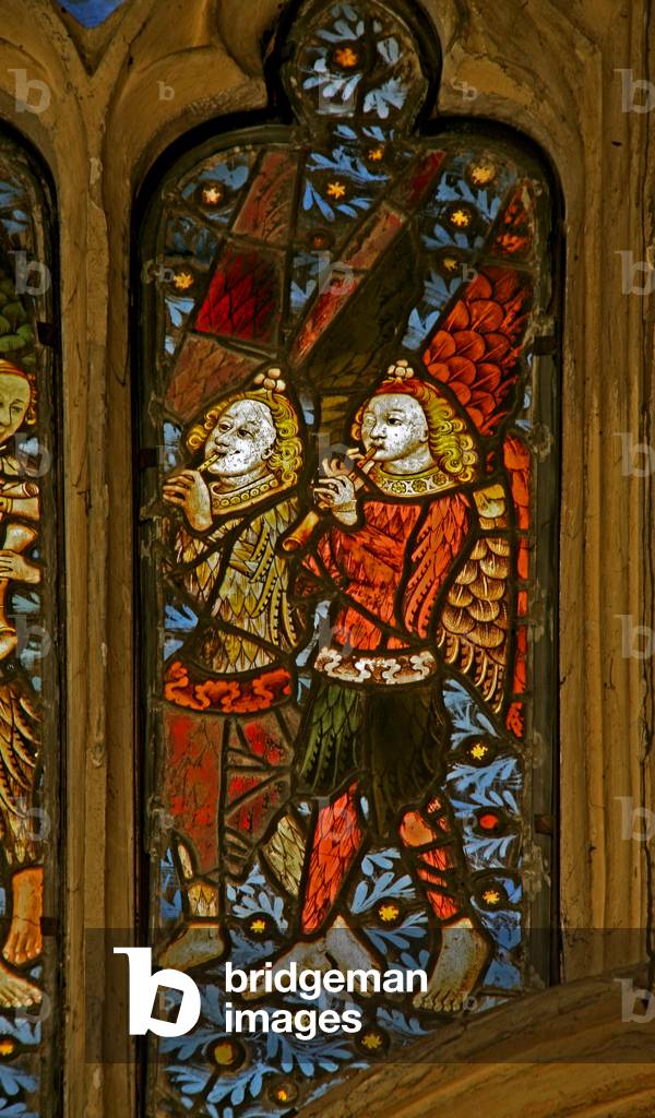 Window n1 depicting musician angels with pipes (stained glass)