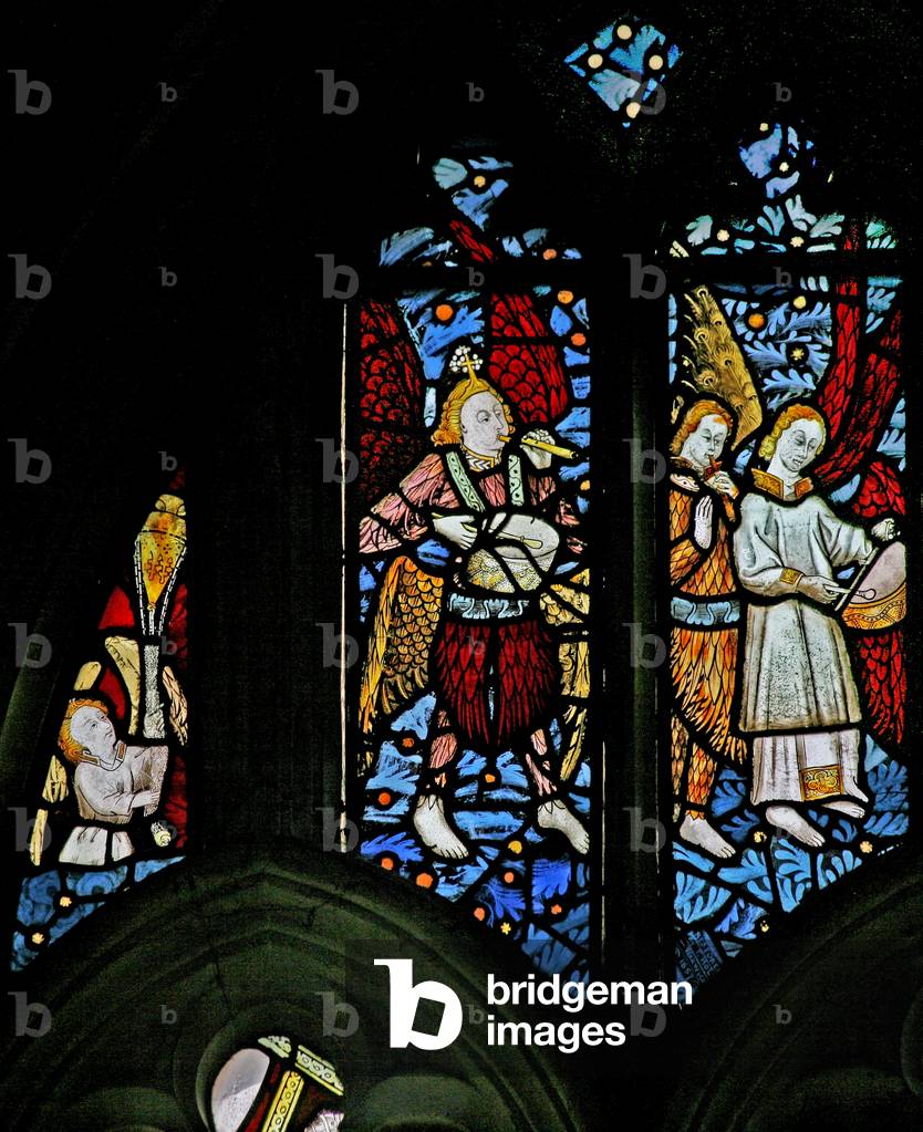 Window s1 depicting an angel - censing; Musician angels: pipe and tabor (stained glass)
