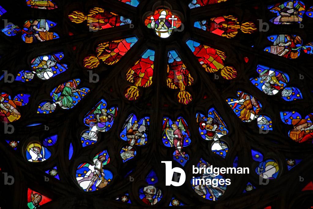 Window w135 depicting musician angels (stained glass)