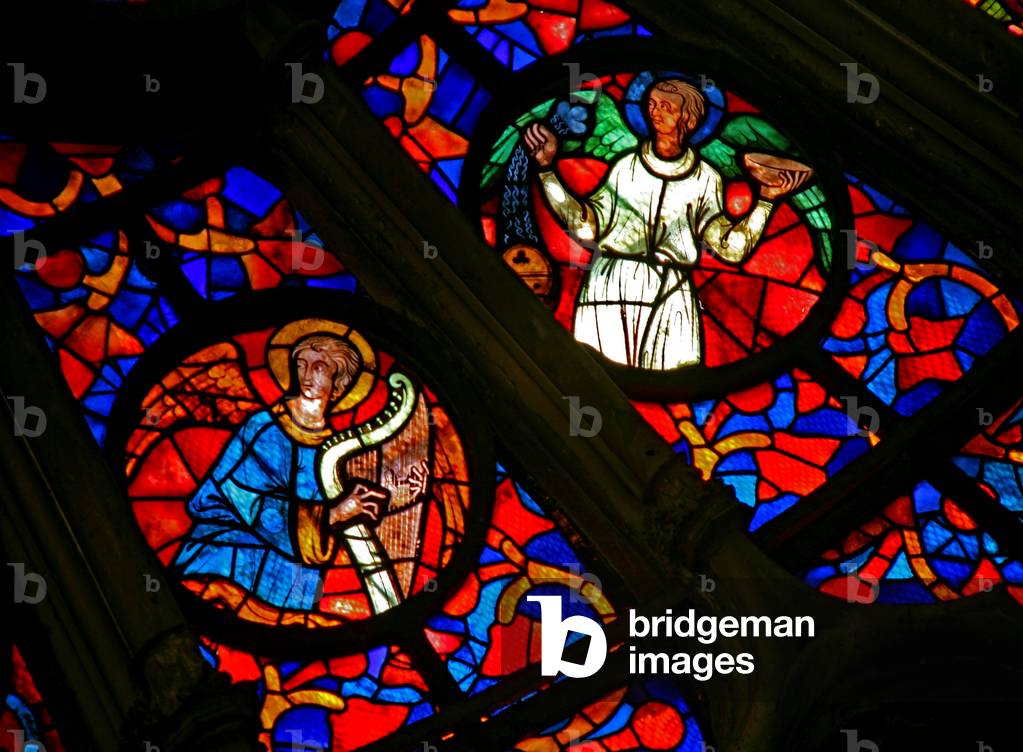 Window w141 depicting a musician angel with a harp and other angels (stained glass)