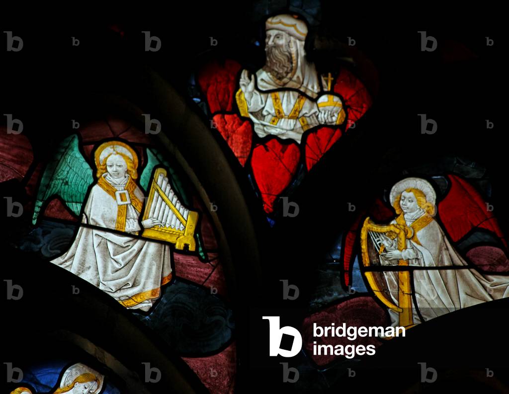 Window w29 depicting musician angels with harp and organ (stained glass)