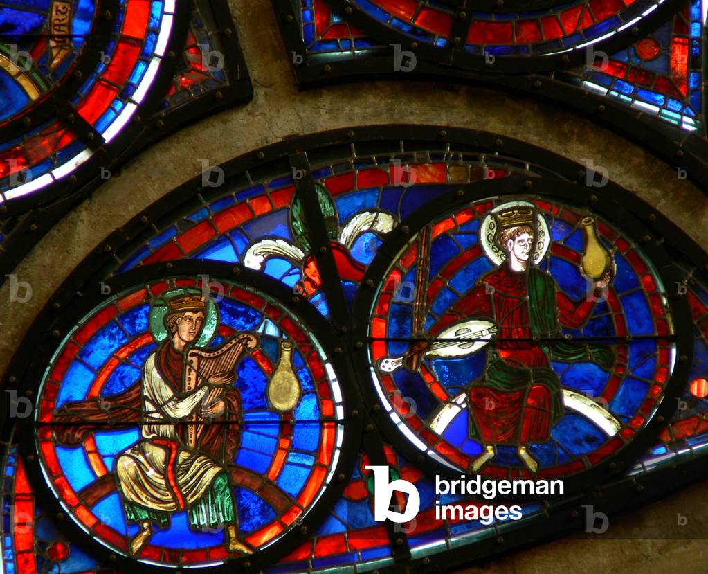 Window w100 depicting the Elders of the apocalypse with musical instruments (stained glass)