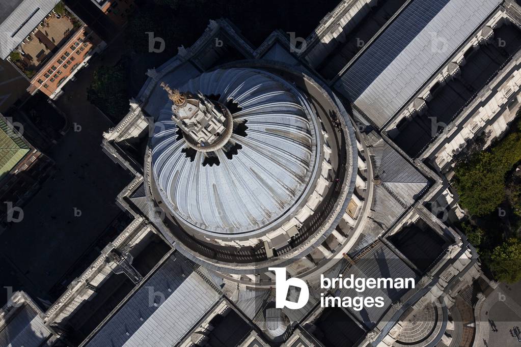 View of St. Paul's Cathedral, London, UK (photo)