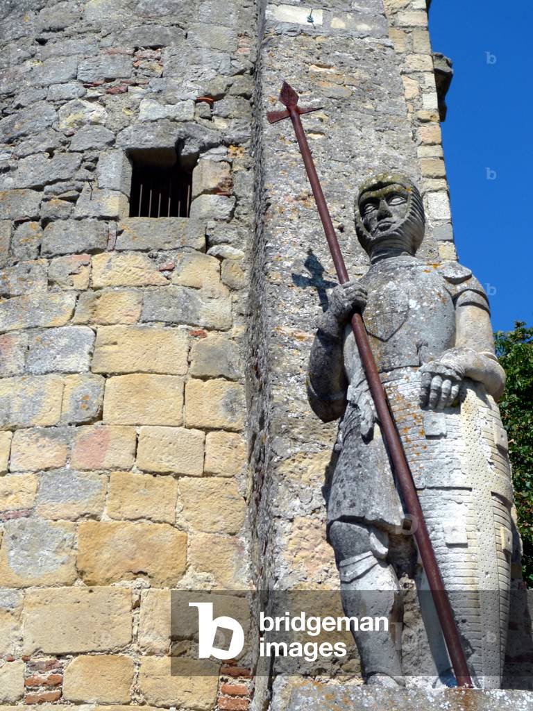 Avignonet (Haute-Garonne, Lauragais, Midi Pyrenees, Pays Cathare): statue of a Croise keeping a tower. It is said that this statue erigee in 1850 represents Simon de Montfort. Photo by Patrice Cartier