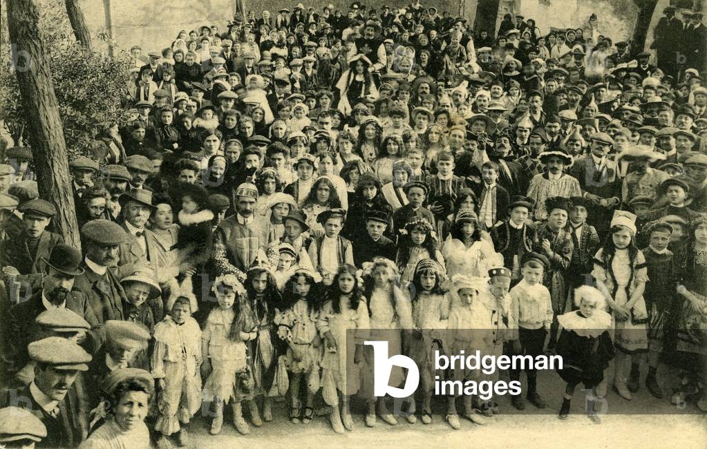 Cavalcade in the village of Cennes-Monesties (Aude, 11) in 1914. The young people have costumes, the whole population poses for the photographer.