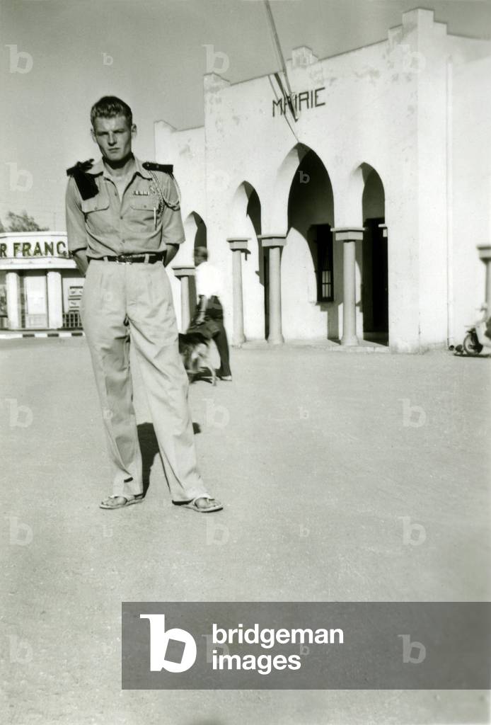 French soldier in the central square of Colomb Bechar, c.1958-62 (photo)