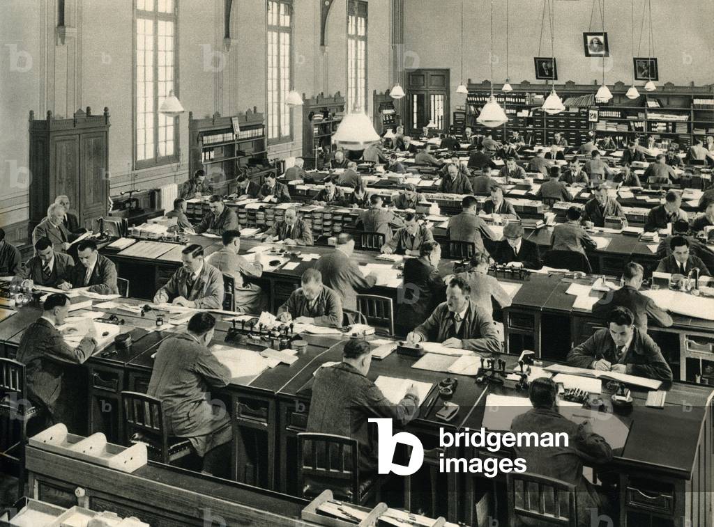 Offices (administration, management, accounting, employees, personnel) of a large company in 1935. Photograph in helioengraving from a promotional booklet from the Byrrh aperitif company.