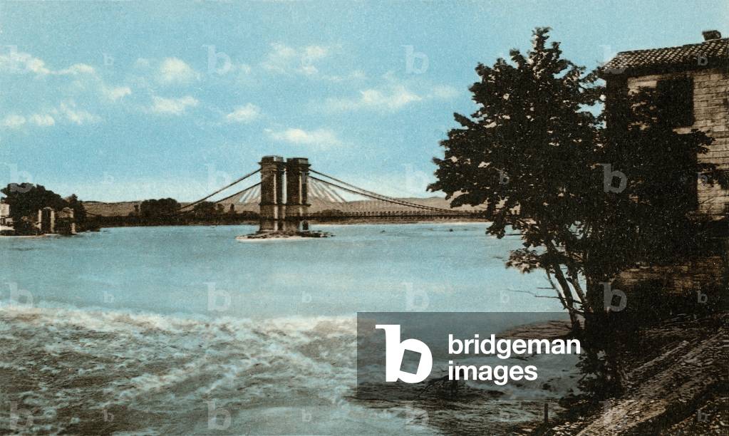 Former suspension bridge of Pertuis on the Durance at the beginning of the 20th century. This bridge was destroyed twice: in November 1843 by a flood that carried five other bridges over the Durance (bridges of Mees, Manosque, Mirabeau, Cadenet, Rognonas) and a hundred years later in 1944 by explosive charges placed by the French Resistants during the Second World War -