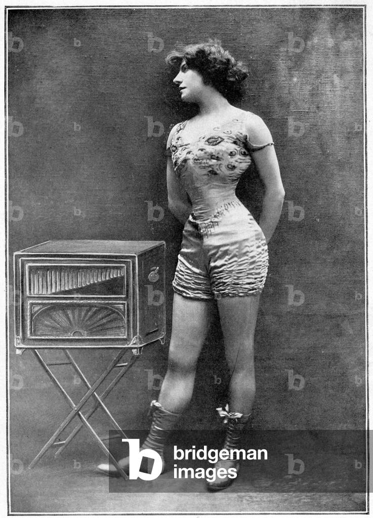 The actress Polar posing beside a barbarous organ, wearing the costume she wore in the piece “Le friquet