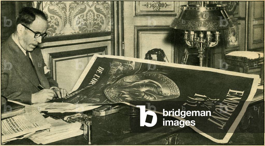 Antoine Pinay, President of the Council, signs the “good to draw” on the poster for the loan that will bear his name: the Pinay loan. Photograph in the weekly Radar number 173, June 1, 1952.