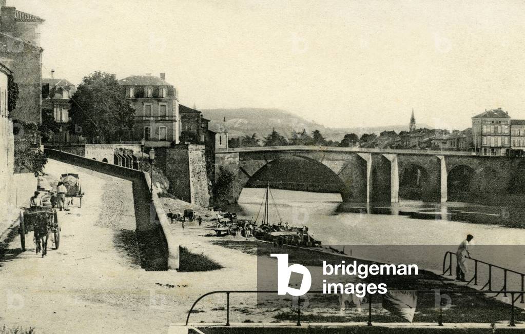 Villeneuve-sur-Lot (Villeneuve sur Lot, Lot-et-Garonne) at the beginning of the 20th century: the Pont et la Cale - boats on the Lot - postcard sent in 1906 -