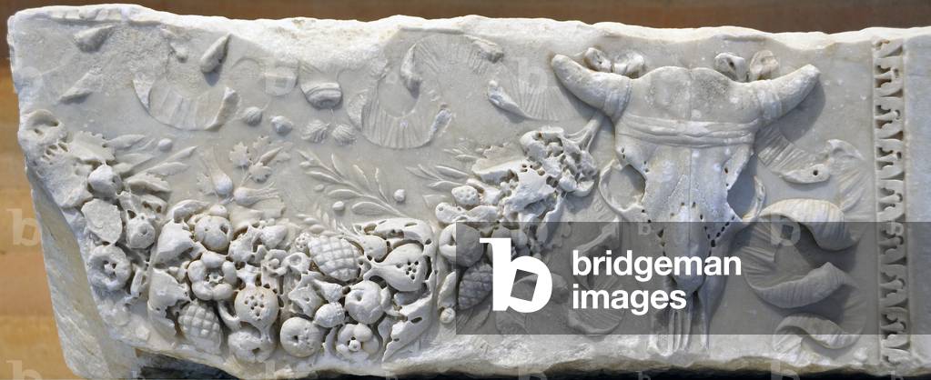 Fragment of a frieze with decoration consisting of a beef skull and garlands of fruits and flowers, late first century BC (marble)