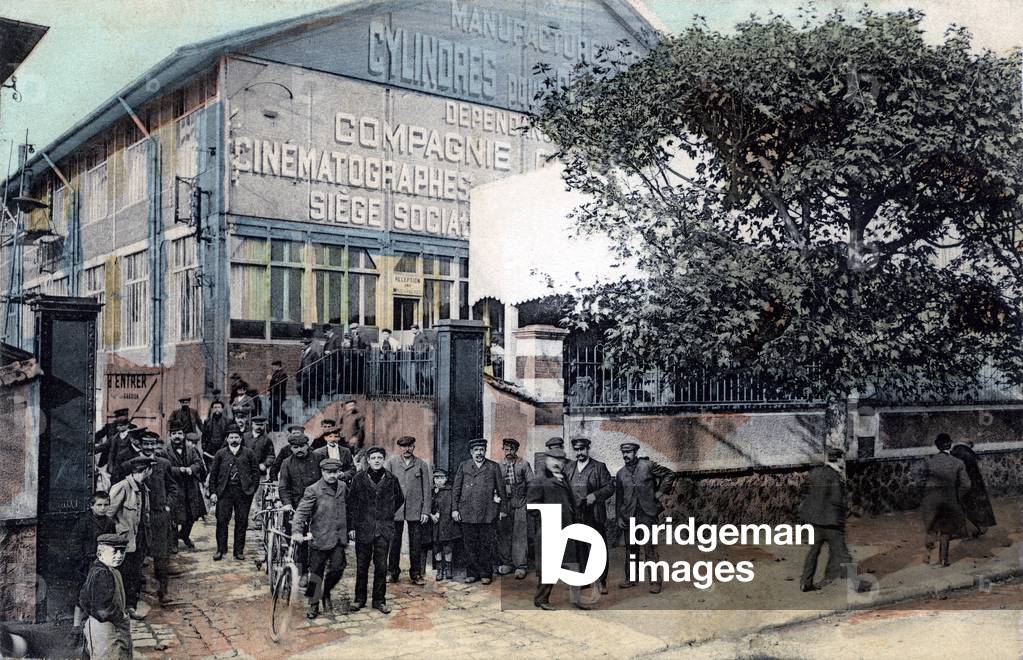 Factory Pathe a Chatou: leaving the workers. Manufacture of cylinders for phonographs and cinematographic company - cinematographers, head office - cinema, cinematographer - colorisee postcard “” l'beille” in Asnieres, beginning 20th century -
