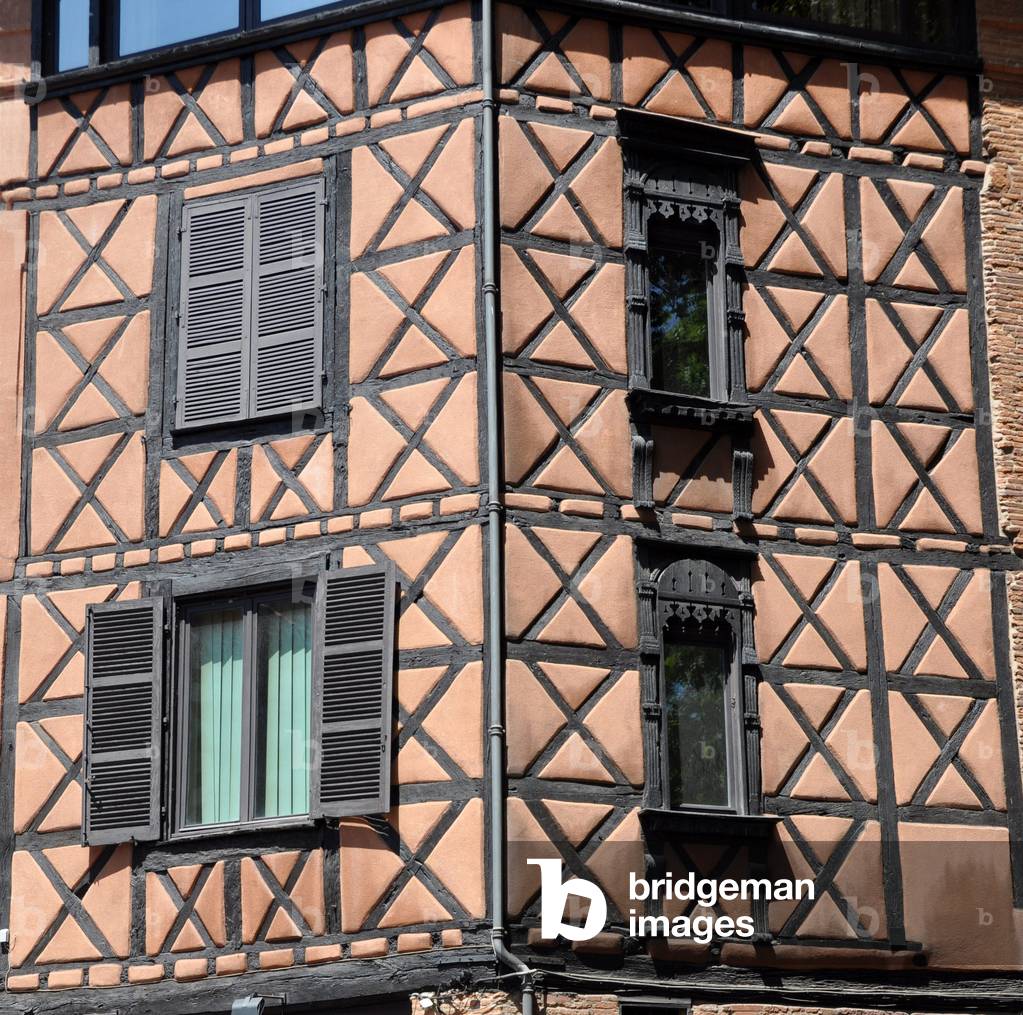 Toulouse, rose city (31 - Haute-Garonne - Midi-Pyrenees) - Facade of corondage house (half-timbered) place du Salin, corner rue des Couteliers et rue Henri de Gorse - Photo Patrice Cartier -