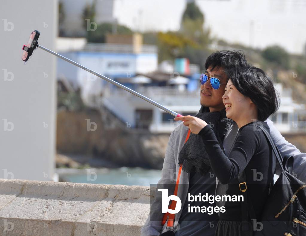 Chinese tourist couple taking pictures - making a selfie with a stick holder - Costa Brava 2015 - Photo Patrice Cartier -