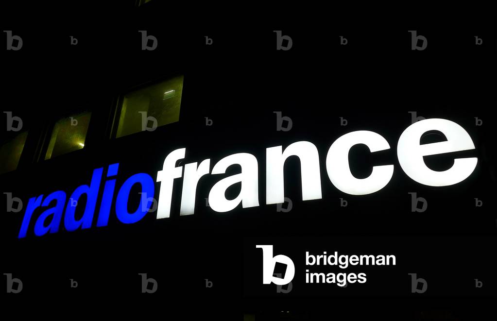 Maison de la Radio, 116 avenue du President Kennedy, Paris 16th: light sign of Radio France illuminated by night - logo - photo Patrice Cartier