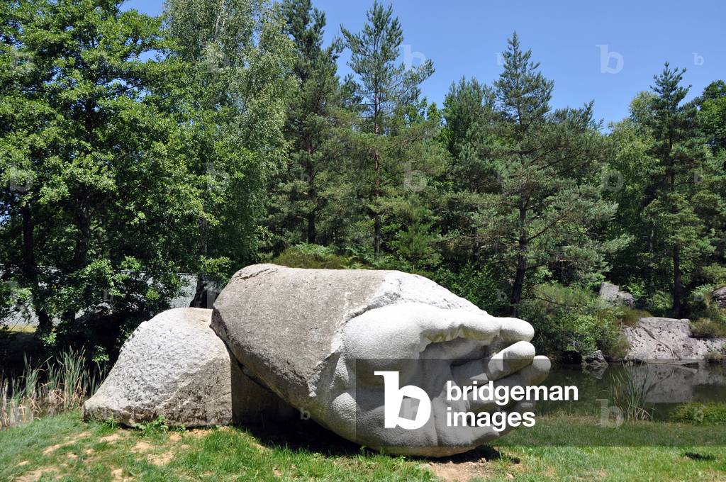 Le Tarn: Sidobre chaos near Castres - granite block carved in the shape of a gigantic hand: sculpture by Jacques Bourges (year 2000). Photo by Patrice Cartier -