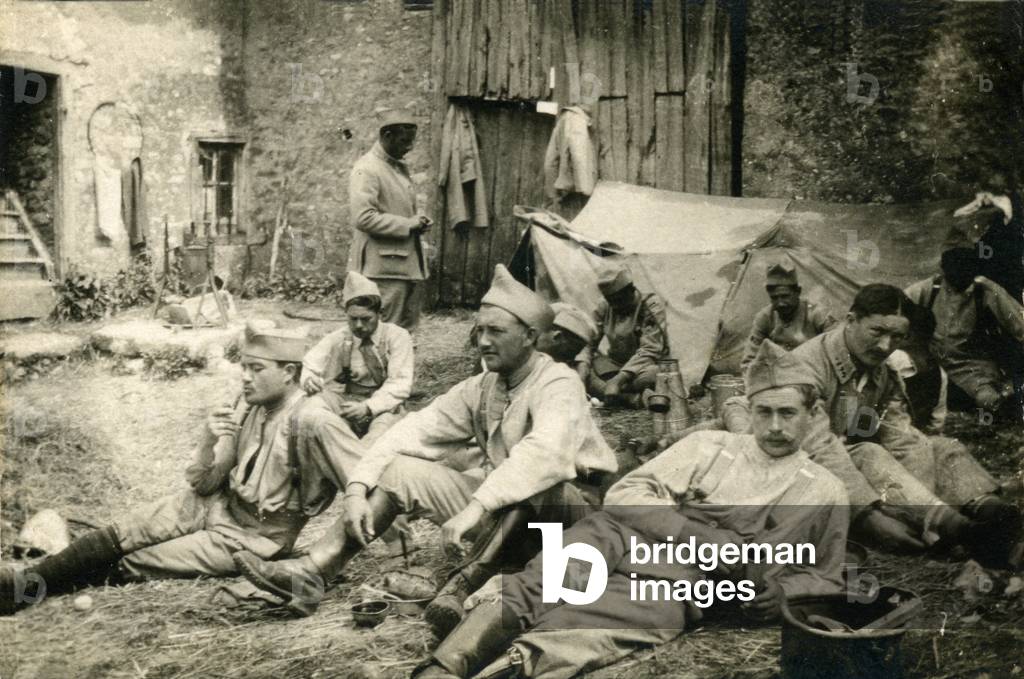First World War 1914-1918 (14-18) - bivouac of French soldiers in a farmyard on the front - Anonymous photographic print of the period - private collection.