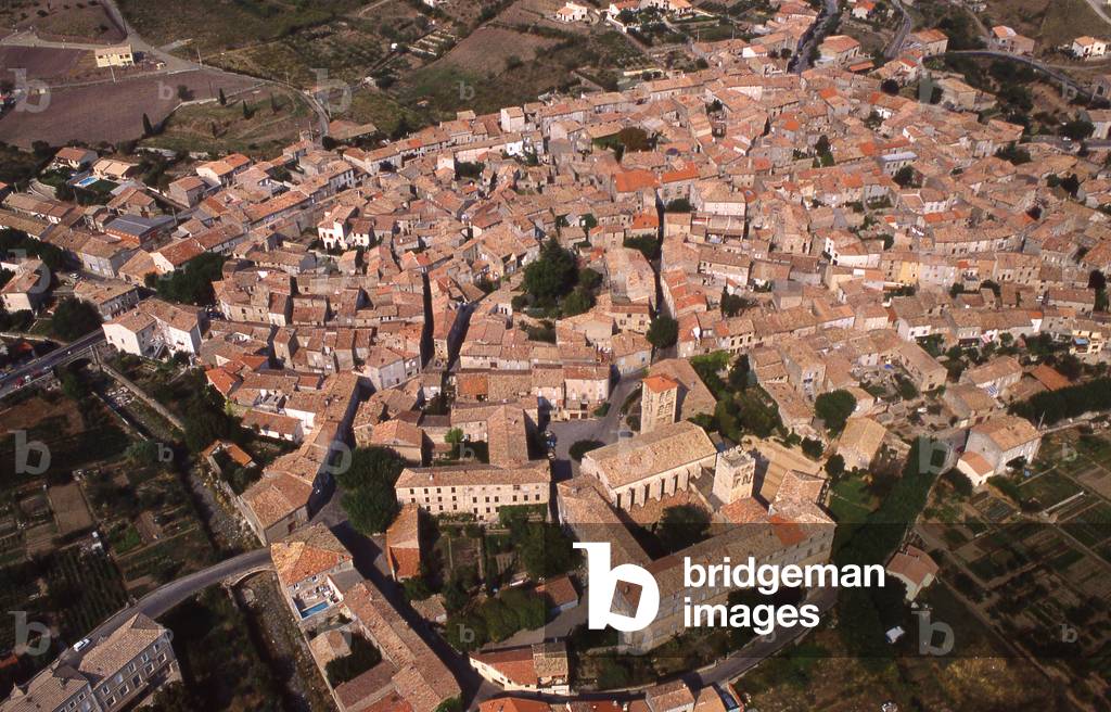 Aerials view of the village of Caunes-Minervois (Aude, Languedoc) with its Romanesque abbey - Photo Patrice Cartier.