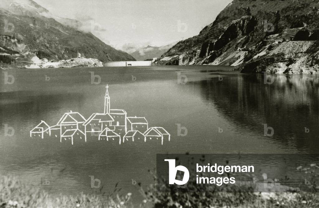 The dam of Tignes (or Chevril) in Savoy and the silhouette drawn in memory of the village swallowed by the artificial lake. Postcard, 1959
