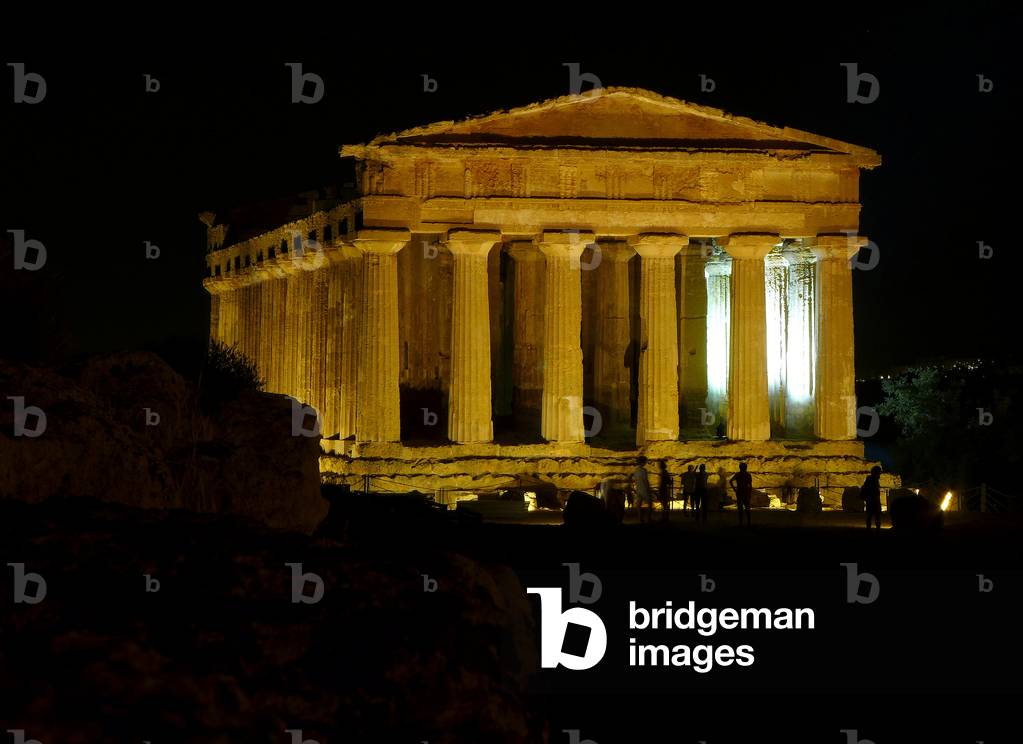 Sicilia, Italia (Sicily, Italy): Agrigento (Agrigento) - Valle dei Templi (valley of temples) - Tempio della Concordia - temple of Concorde at night - Photo Patrice Cartier -