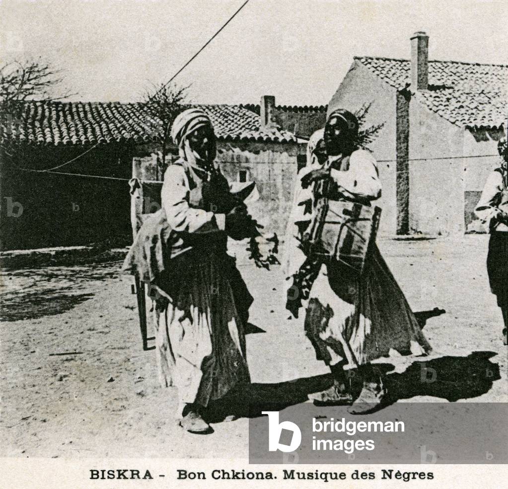 Algerie francaise coloniale: musicians in Biskra - Bon chkiona, music of the negres, drummer - stereoscopic view Julien Damoy, beginning 20th century -
