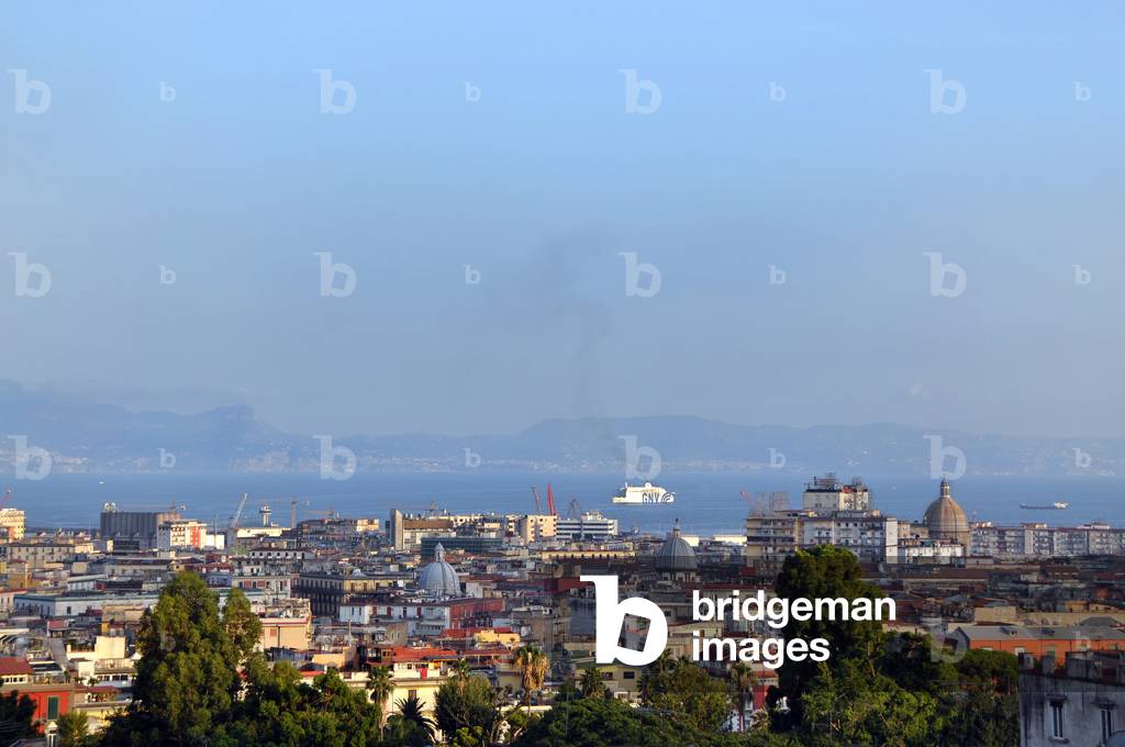 Naples, Italy (Napoli, Italia): general view of the city and bay (Gulf of Naples) and the harbour in the background - coastline, Tyrrhenian Sea, construction, town planning, church domes, cruise ship - Photo Patrice Cartier -