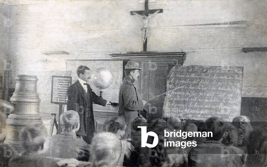 War of 1914-1918 (14-18) - French class made in November 1914 in the school of a village in Haute-Alsace by a French soldier in the presence of the German teacher - period postcard, private collection -
