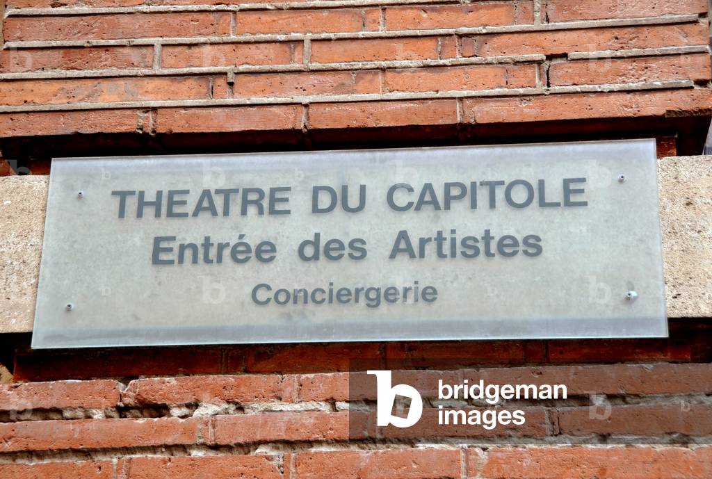 Toulouse (31, Haute-Garonne, Languedoc, Midi-Pyrenees - the back of the Theatre du Capitole: entrance of artists - pink city, brick - photo Patrice Cartier -