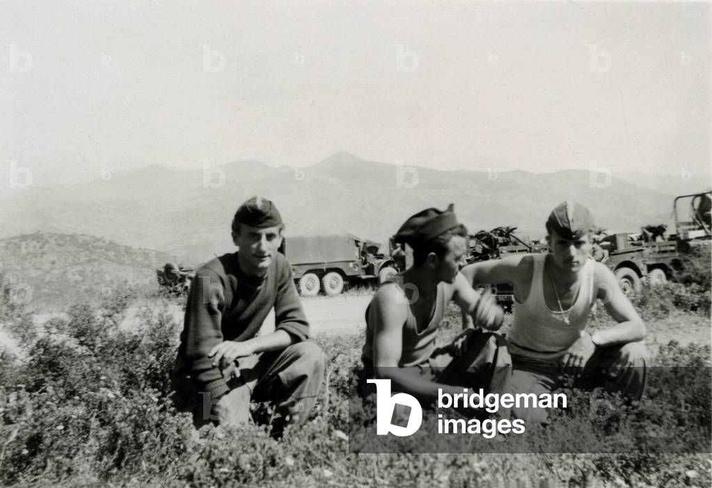 A group of 3 young French soldiers in Algeria between 1958 and 1962 (60s) - photo from family archives, undated and uncredited - Algerian war, French army, colony, French colonies, Algerian desert, jebel -