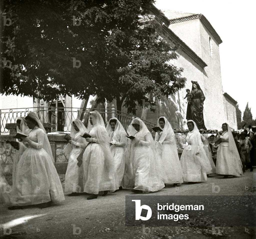 Procession for the Virgin Mary in a village in Provence at the beginning of the 20th century.