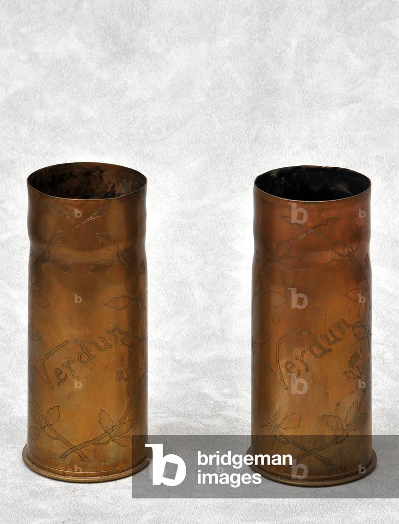 Trench art - slicing, crafts, military art: objects made by soldiers (hairy) during the First World War of 14-18 (1914 - 1918) - two decorative flower vases made with shells (pieces of ammunition) made of copper or brassware - souvenir of Verdun, artillery, recuperation, recycling - collection particulere - Photo Patrice Cartier - see also GUT6031, GUT6032 and GUT7767 to 7770
